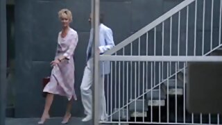 Majhne joške in tesen ugriz