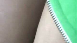 Busty piščanec igra s svojo pizda