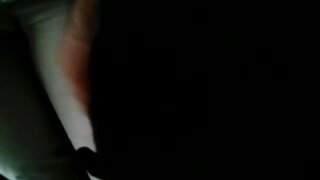 Žena ima odličen seks v spalnici