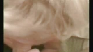 Čudovita punca pred ogledalom