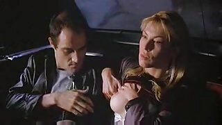 MILF blondinka uživa v tiču ​​in dobi spermo v usta