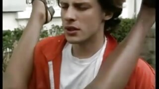 Očarljiva babe z velikimi joški daje blowjob