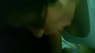 Babe z zavezanimi očmi obožuje svoj kurac