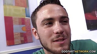 Nerdy babe upognjen čez pult in vrtati