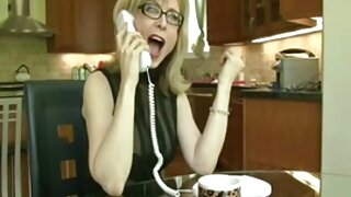 Ljubiteljski par s spletno kamero se igra