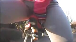 Ljubka blondinka draga na kolenih