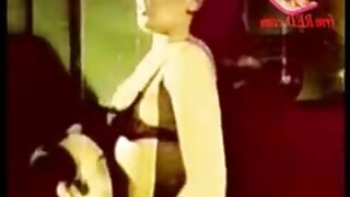 Najstnica s srednjimi naravnimi joški sesa tiča in dobi obremenitev na telo