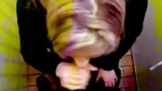 Nežno pihanje očarljive blondinke