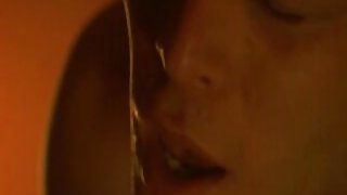 Zajebal prasico na usnjenem kavču