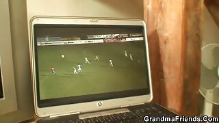 Rjavolaska z majhnimi joški in seksom v pov