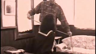 Popolnoma uporablja svoje mehke mokre ustnice