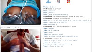 Teen hottie uživa tiča v živo pred kamero