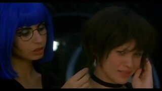 Pohoten najstnik, ki uporablja dildo