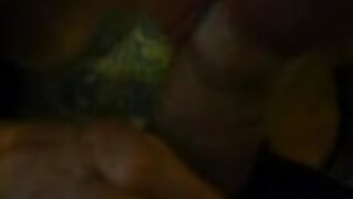 Puckasto dekle s prsti udari svojo muco