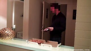 Analni seks v različnih pozah in seks igrače