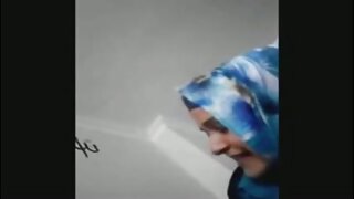 Nosi nič drugega kot njen lep nasmeh