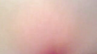 Blondinka jaha gumijastega tiča