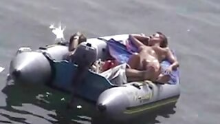 Rjavolaska podivja s svojim velikim vibratorjem