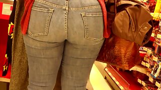 Vitka punca z lepim telesom sesa tiča in jebe