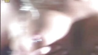 Najstnica zamazana s šminko med sesanjem tiča