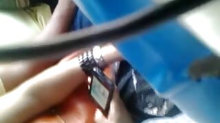 Zagorela blondinka z ljubkimi očali se jebe