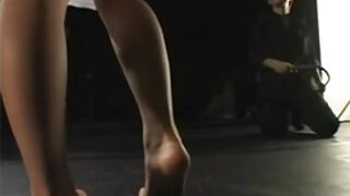 Njena azijska muca je pripravljena na nekaj prstov