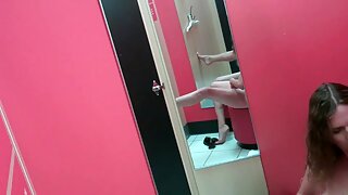 Ta vznemirjen amaterski par ne moti, da se jim pridruži njihov najboljši prijatelj