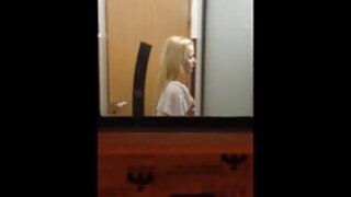 Tako lepa rjavolaska punca naredi hudičevo fahanje v pisarni njegovega prijatelja, prekleto