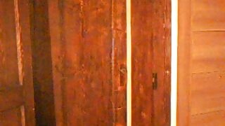 Najstnica pleše gola pred nami