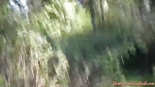 Mlada rjavolaska dobi debel kurac in kremasto kremo