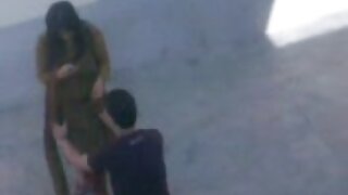 Zastekljena babe globoko faha in dobi obremenitev v usta