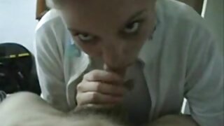 Blowjob za pultom in obremenitev v ustih