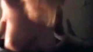 Vroča prožna punca v nogavicah jaha svojega tipa