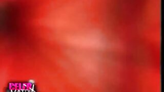 Dekle v zelenem modrčku piha