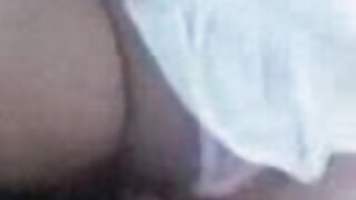 Prekleto dekle, medtem ko boža svojo muco