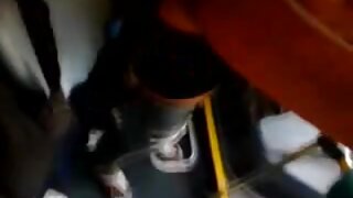 Sladka francoska/kanadska brineta na kameri, ki prikazuje svoje vroče mlado telo