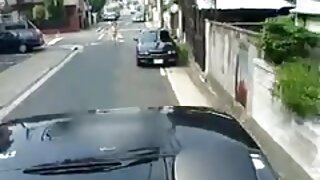 Bela piščanec strese svojo okroglo zadnjico