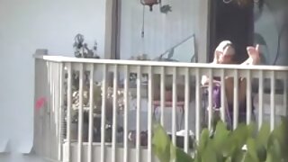 Čudovita blondinka princesa s spletno kamero, ki se smehlja