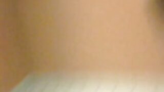 Vroča rjavolaska seksa s svojim moškim na stolu