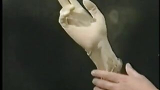 Lepa blondinka sesa tiča in dobi obremenitev na obrazu