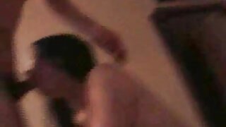 Tesna blondinka gre rit v usta v svojem prvem videu