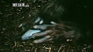 Poraščena muca dobi del užitka