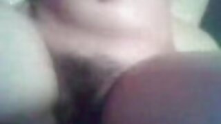 Temna babe izpostavlja svoj mokri ugriz