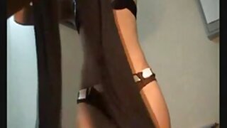 Mlada vroča punca jaha tiča